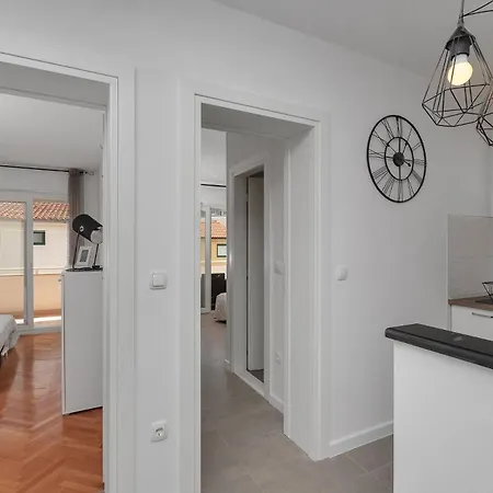 4 Apartment *