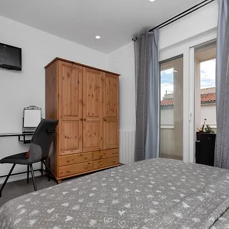 4 Apartment *